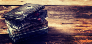 Cassettes audio vintage pour enregistrer votre histoire et rédiger votre biographie.
