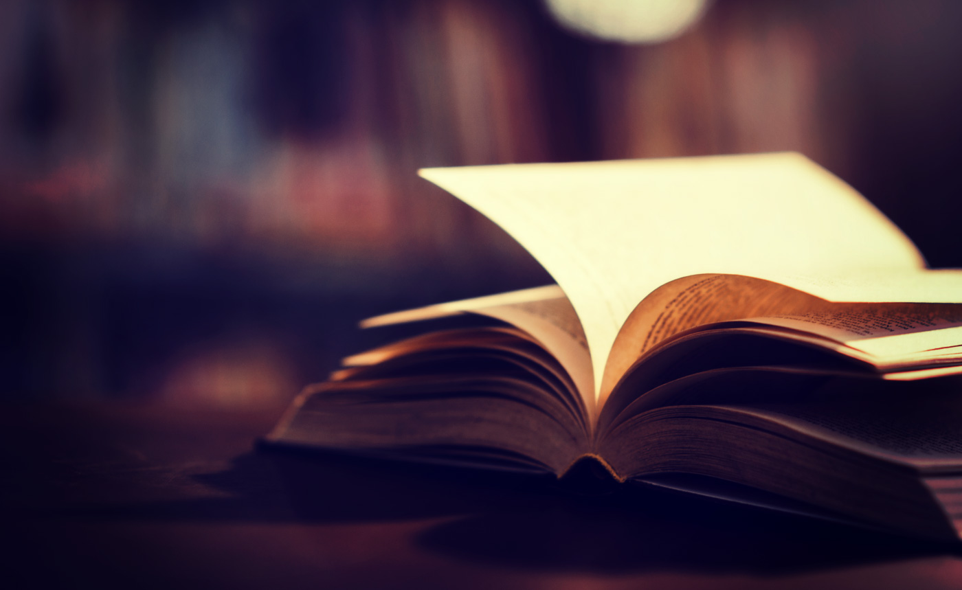 Livre biographique ouvert dans une bibliothèque