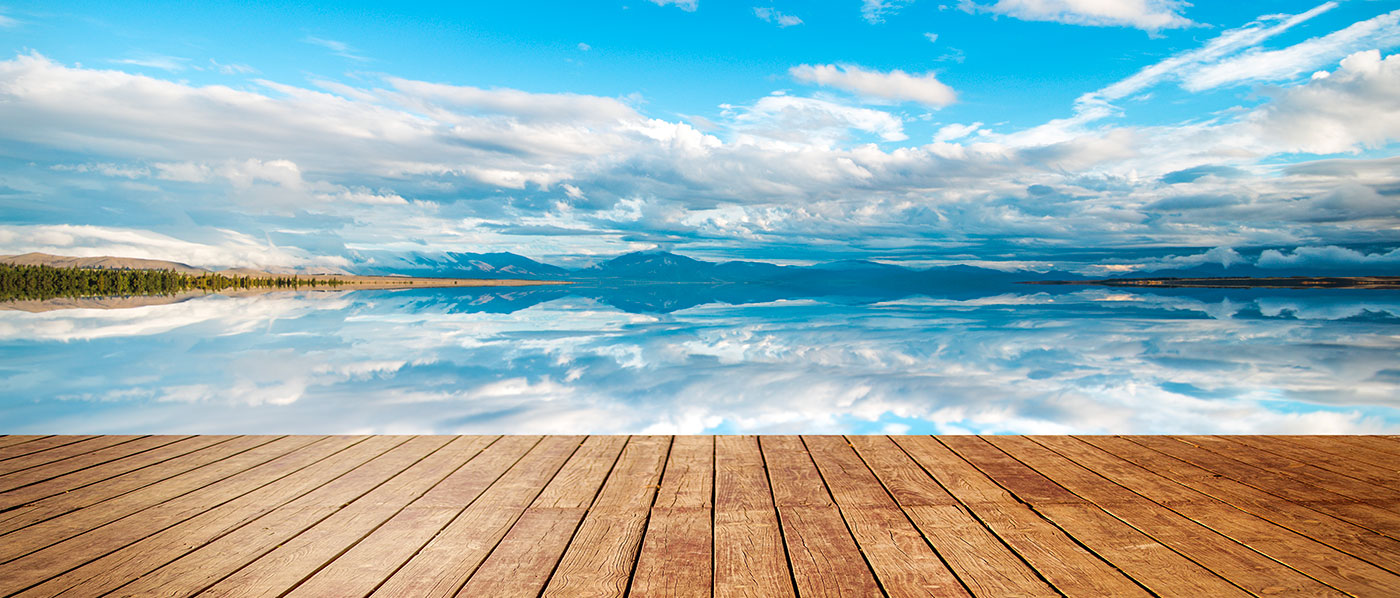 Magnifique paysage de montagnes au dessus d'un lac